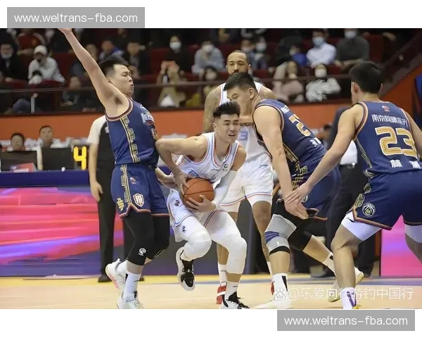 体育记者揭秘：如何突破新闻报道的界限与挑战，讲述真实体育背后的故事